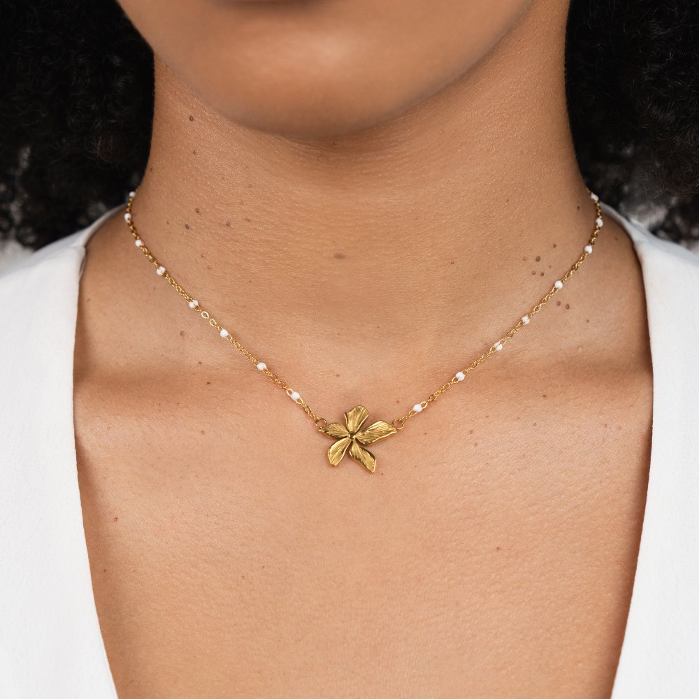 Collier élégant avec fleur en or