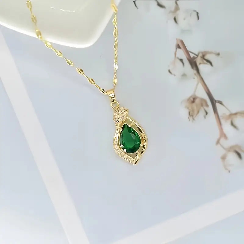 Collier avec pendentif en émeraude en forme de goutte en or