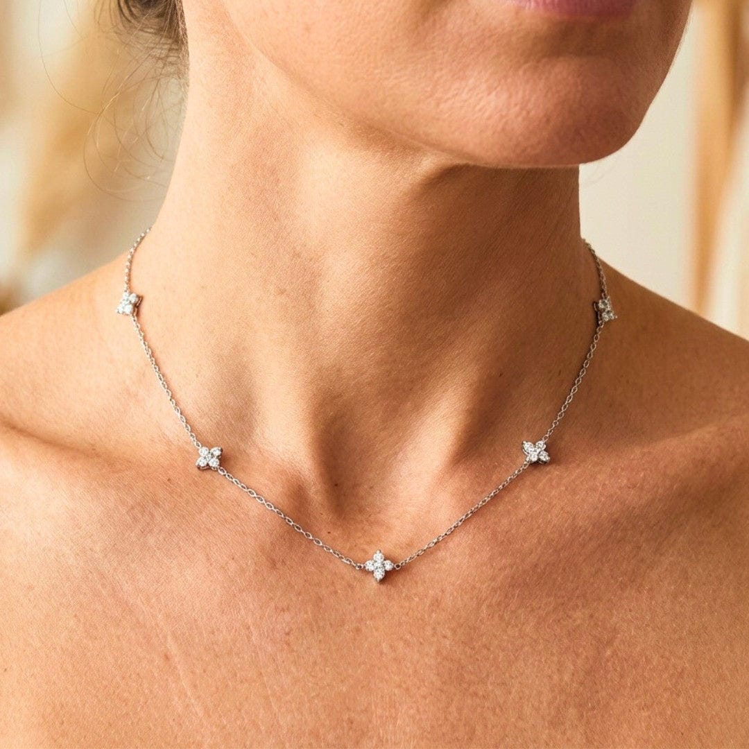 Magnifique collier fleur incrusté de zircones
