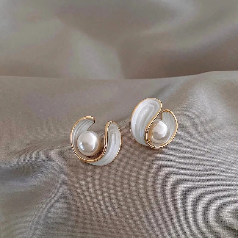 Boucles d’oreilles clous en or avec perle et émail blanc
