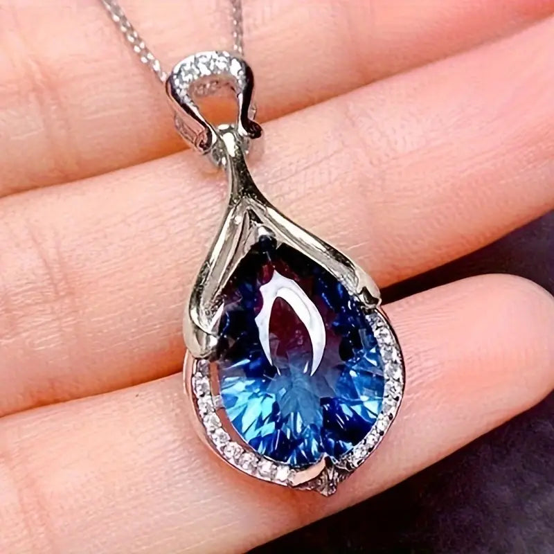 Collier en argent avec pendentif en saphir en forme de goutte