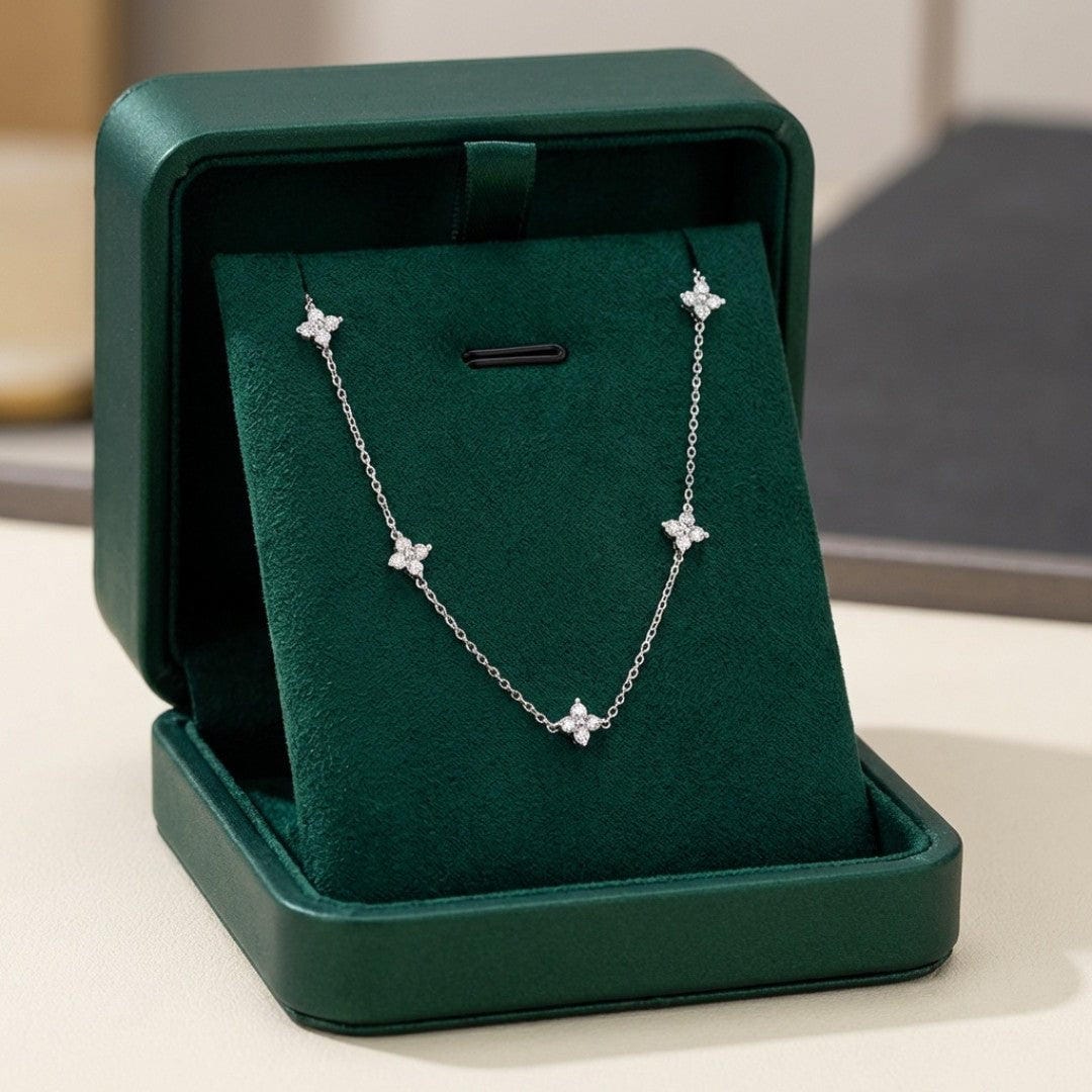 Magnifique collier fleur incrusté de zircones