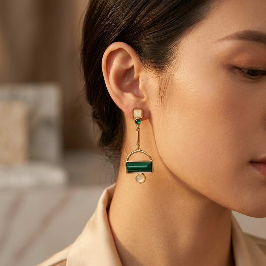 Boucles d'oreilles pendantes géométriques dorées à l'émeraude