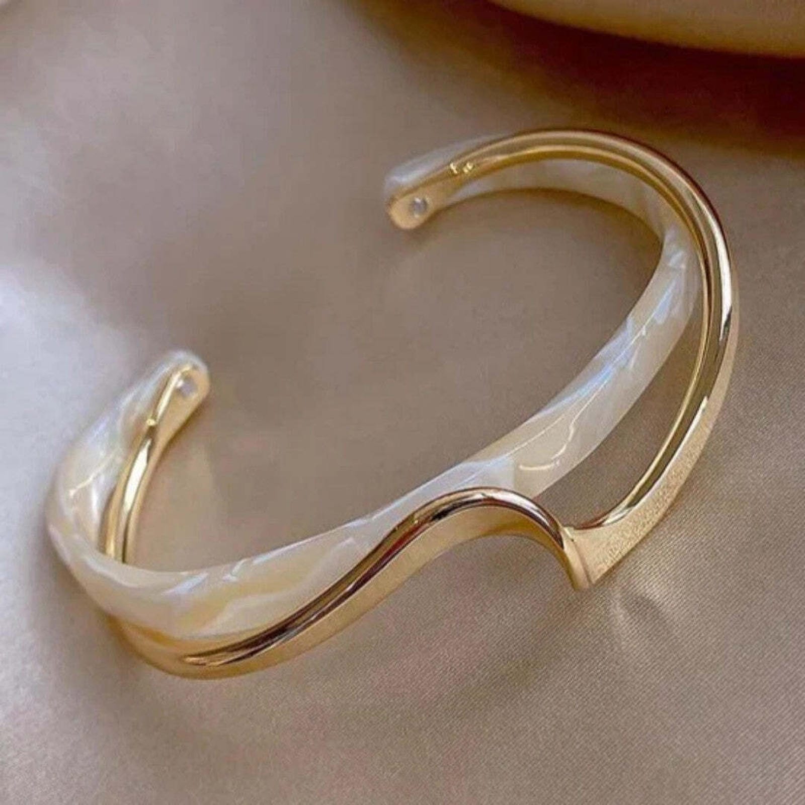 Bracelet doré en opale à l’éclat doux