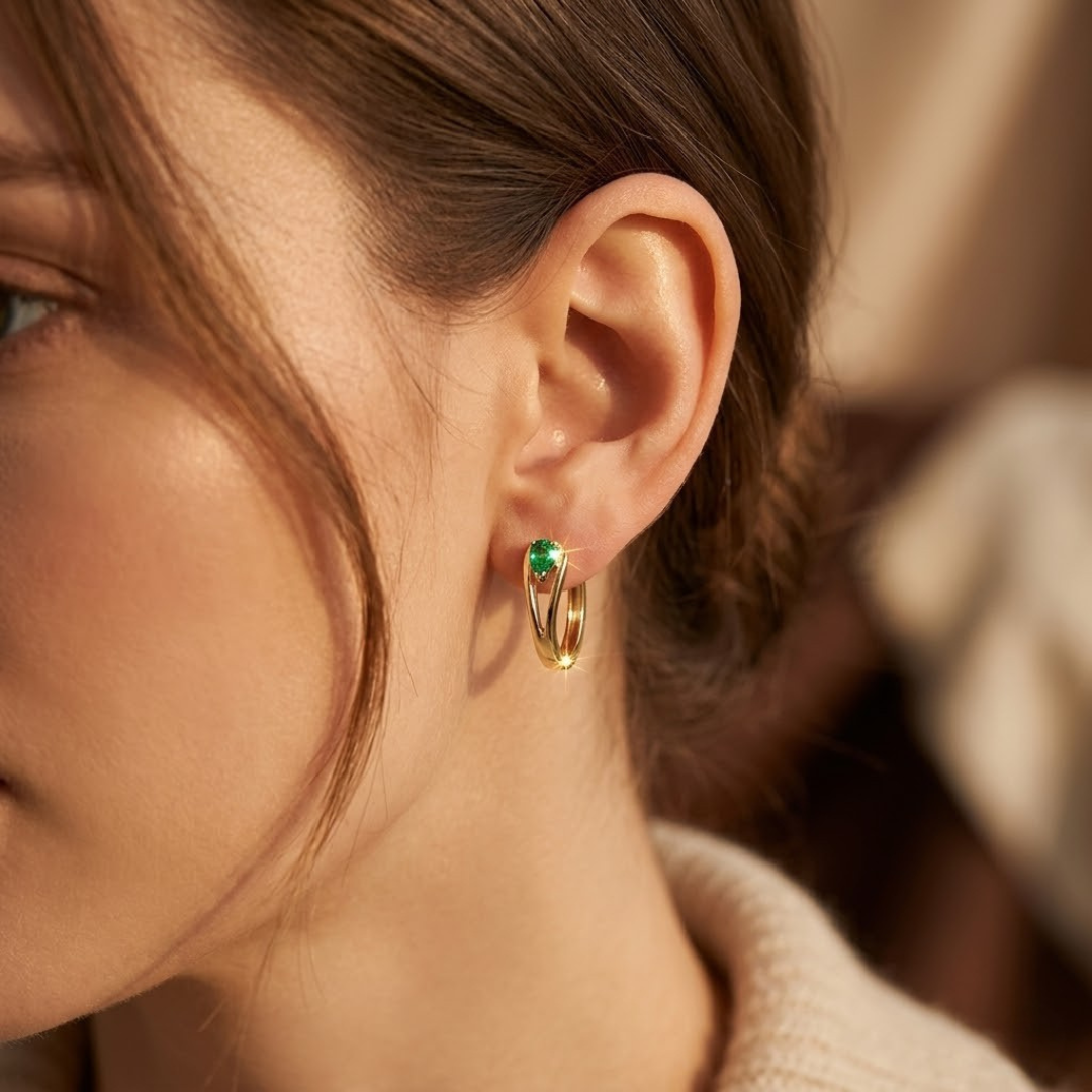 Boucles d'oreilles anneaux dorés à accent d'émeraude