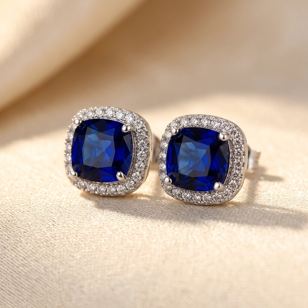 Boucles d'oreilles à puce halo en argent avec saphir