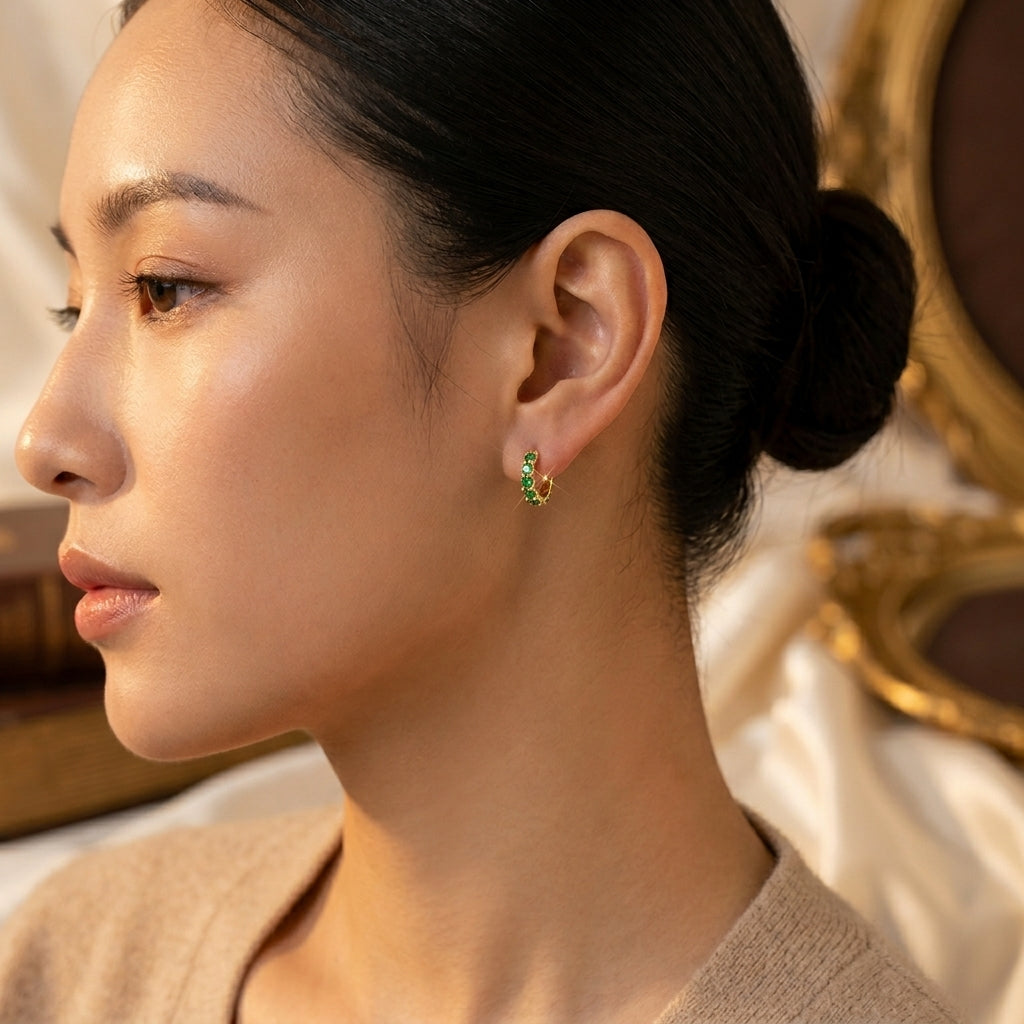 Boucles d'oreilles anneaux en treillis dorés émeraude