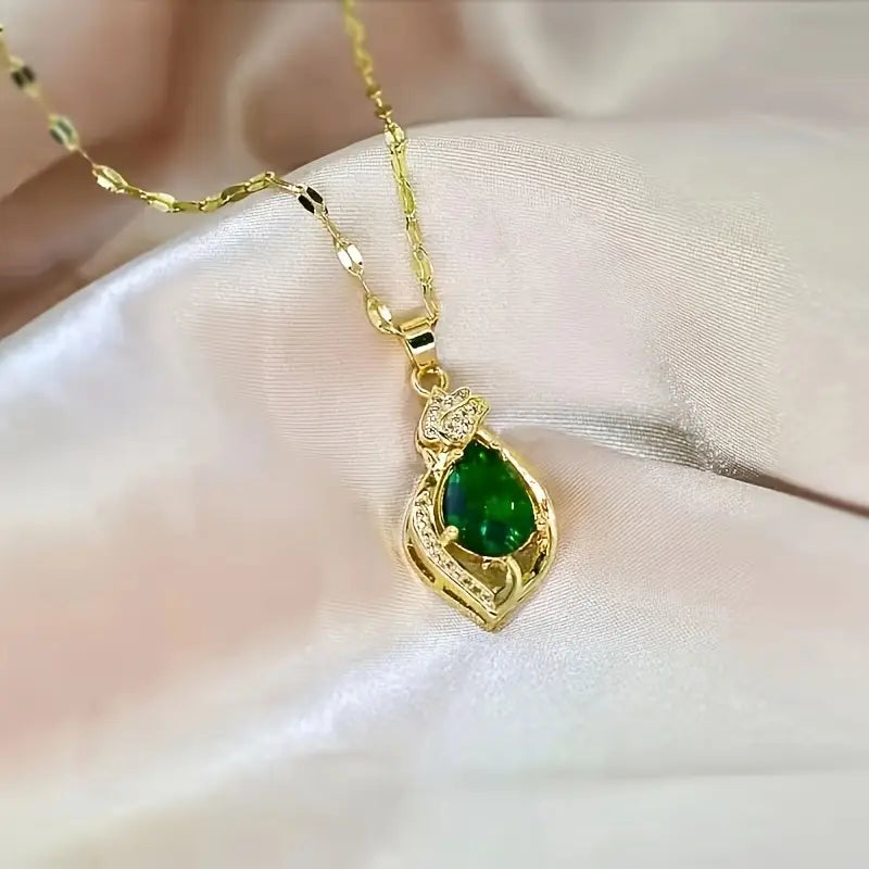 Collier avec pendentif en émeraude en forme de goutte en or