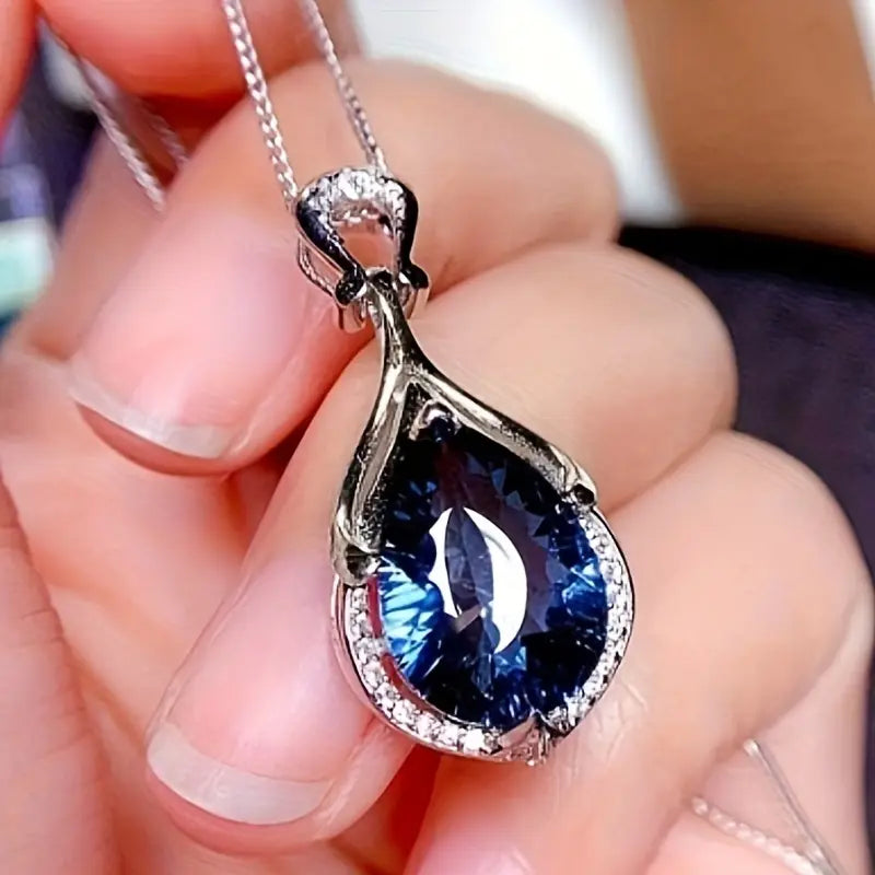 Collier en argent avec pendentif en saphir en forme de goutte