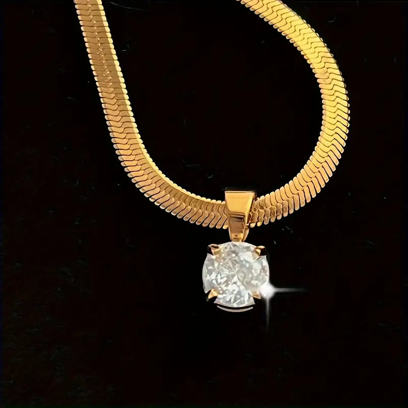 Collier élégant en or avec pendentif en strass