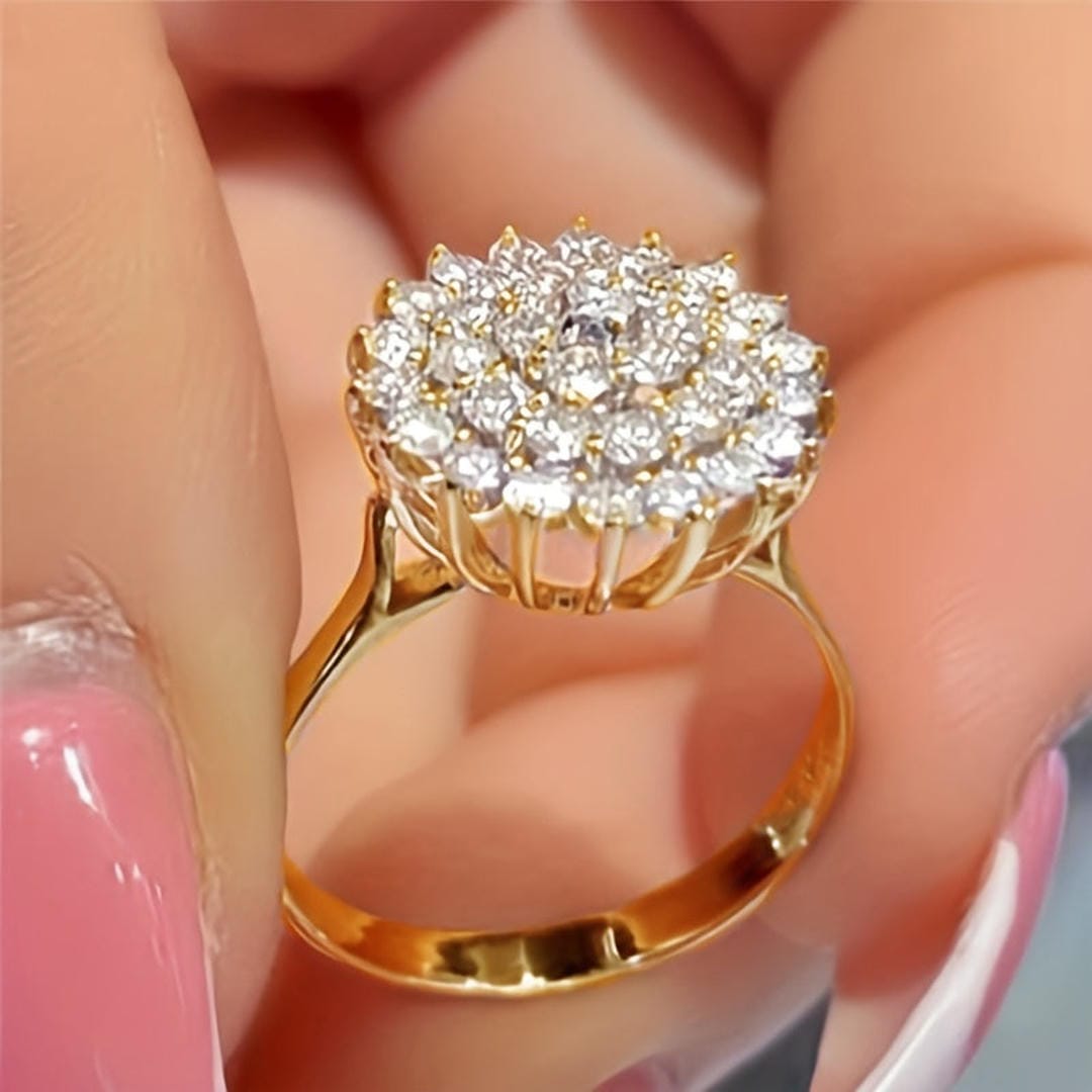 Bague halo imposante ornée d’un amas de cristaux