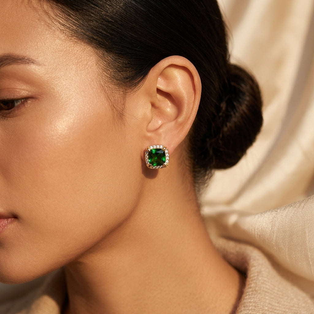 Boucles d'oreilles à puce halo émeraude et or