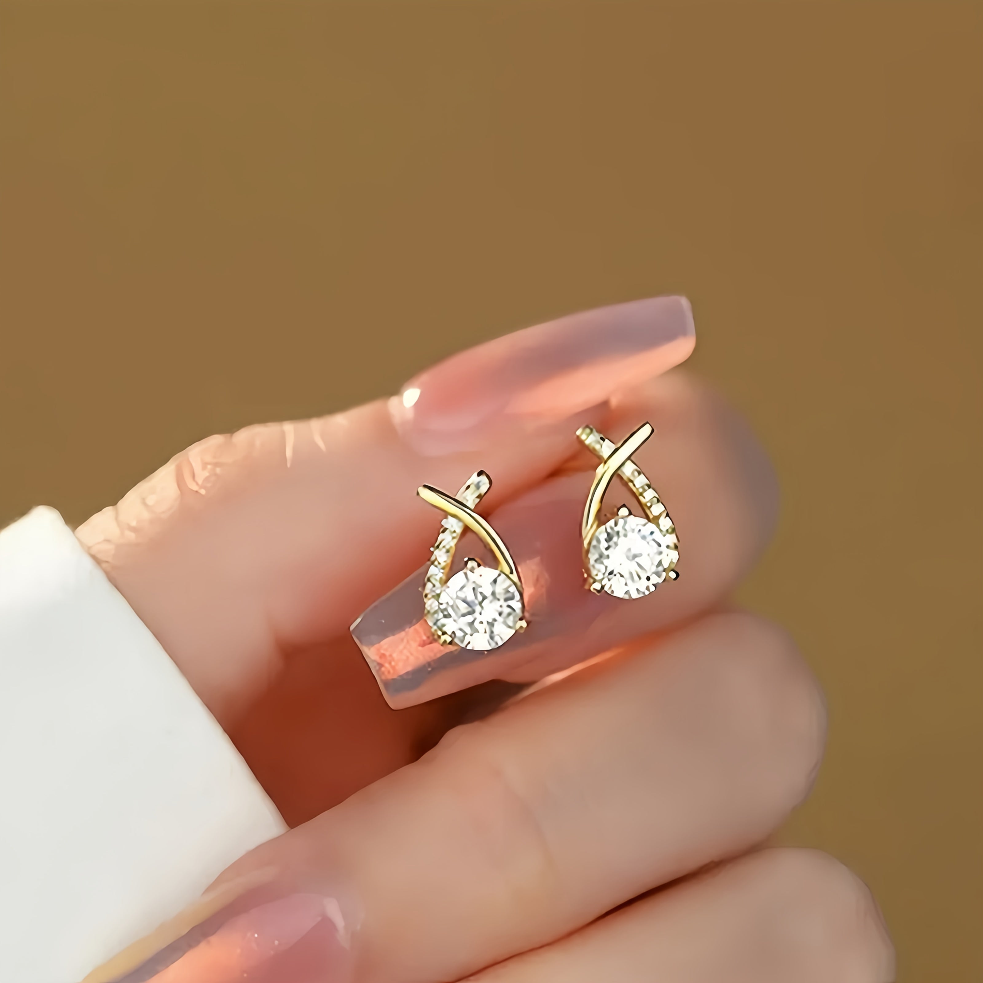 Boucles d’oreilles clous croix dorée en zirconium