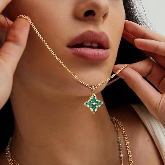 Collier pendentif trèfle émeraude