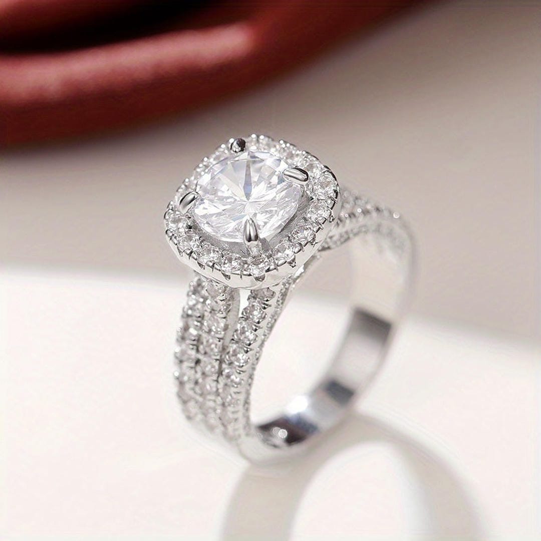 Bague imposante coussin halo pavée de zircons