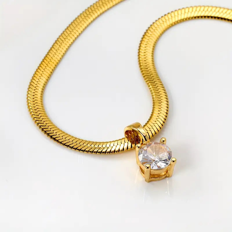 Collier élégant en or avec pendentif en strass