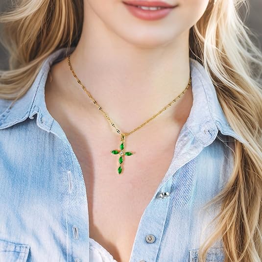 Collier croix en or avec émeraude marquise