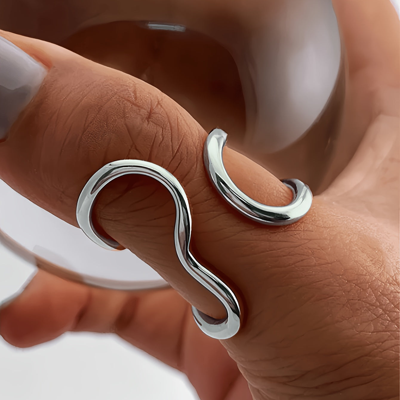 Bague chic à vague asymétrique