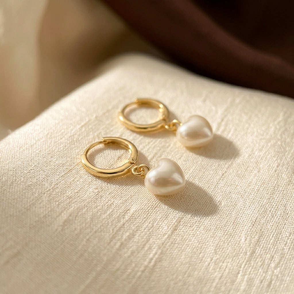 Boucles d'oreilles pendantes en perle cœur dorées