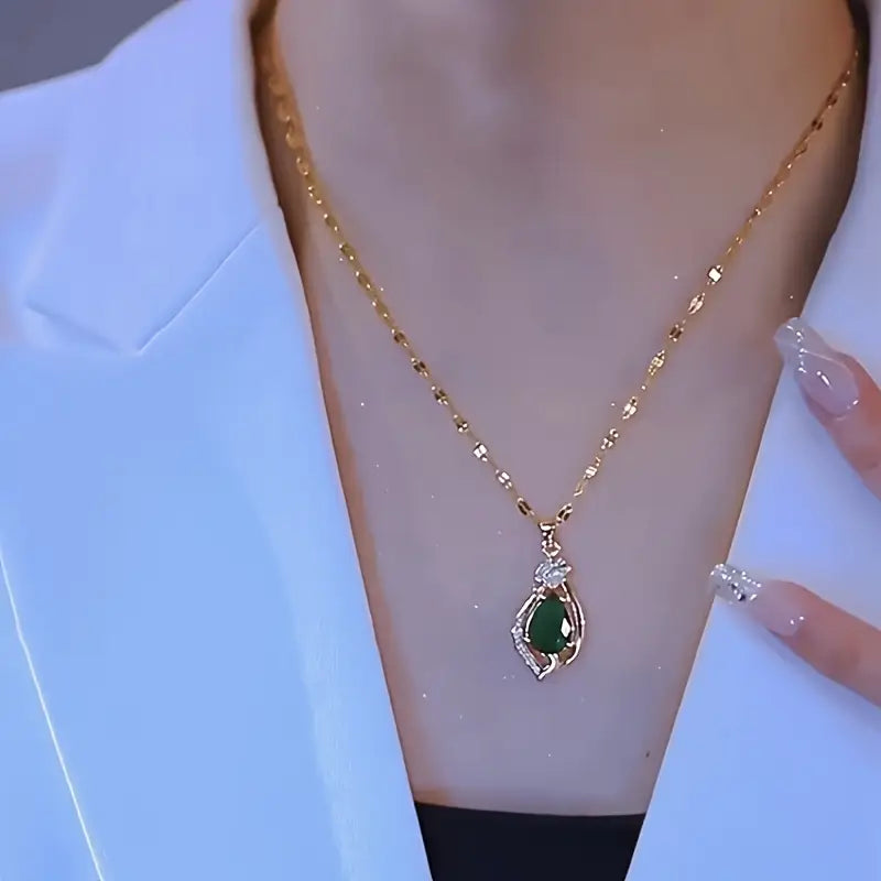 Collier avec pendentif en émeraude en forme de goutte en or