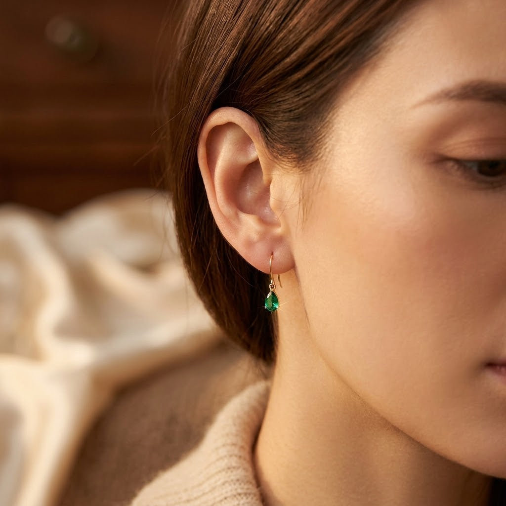 Boucles d'oreilles pendantes en forme de goutte, émeraude et or
