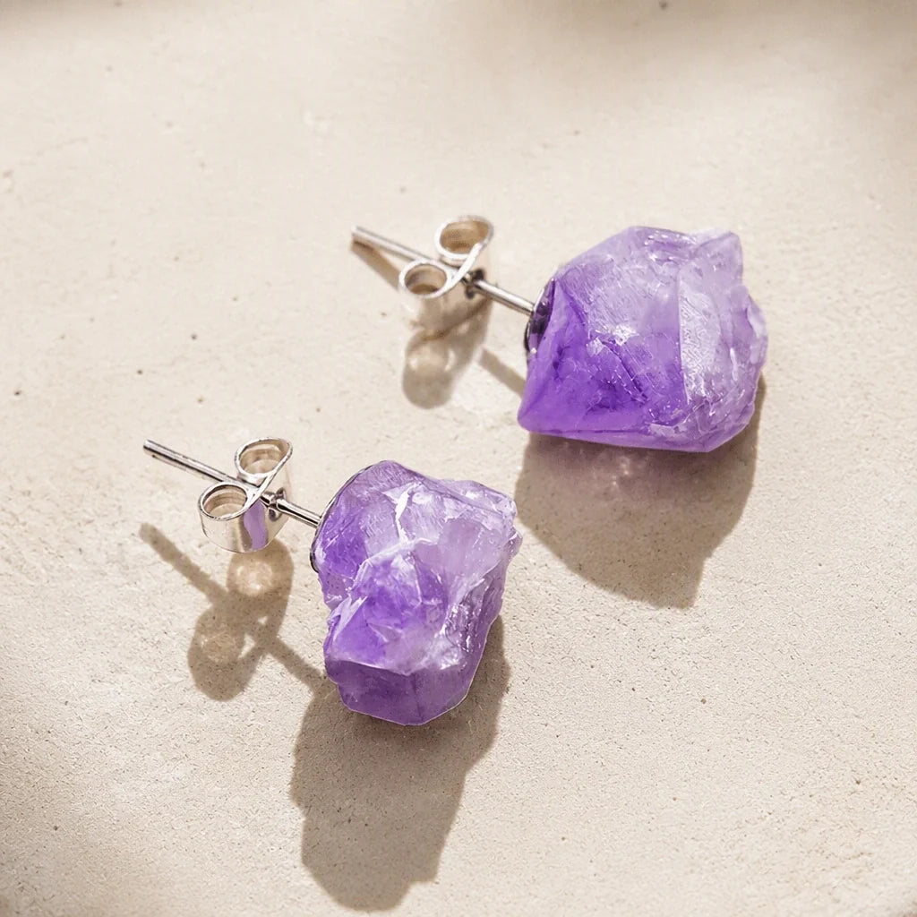 Boucles d’oreilles puces abstraites en cristal d’améthyste