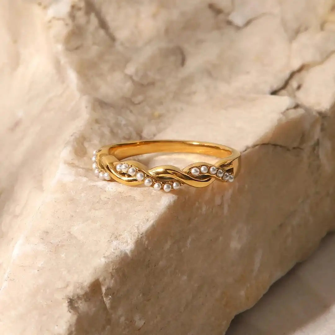 Bague fine dorée torsadée avec perle, à superposer