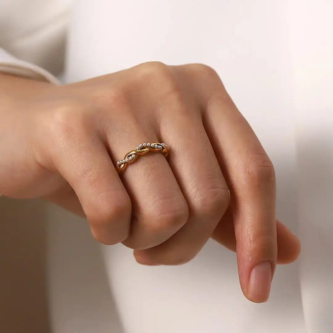 Bague fine dorée torsadée avec perle, à superposer