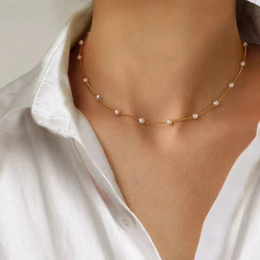 Collier chaîne en or avec perles espacées