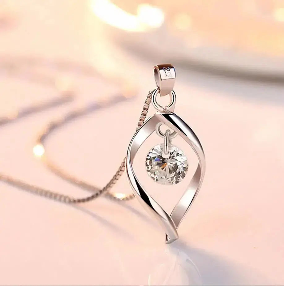 Collier avec pendentif torsadé en forme de goutte en argent