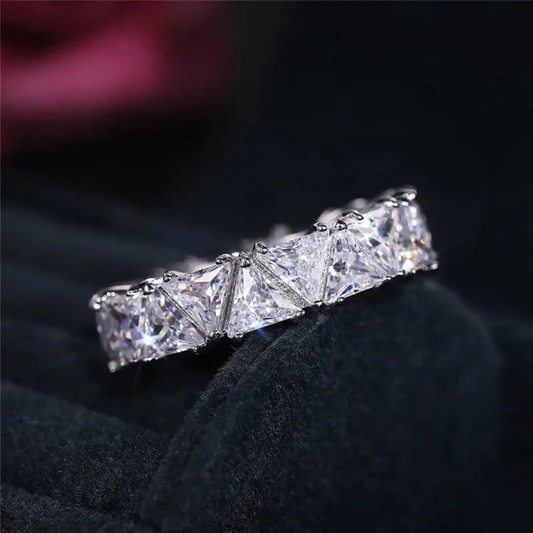 Bague vintage avec pierre triangulaire