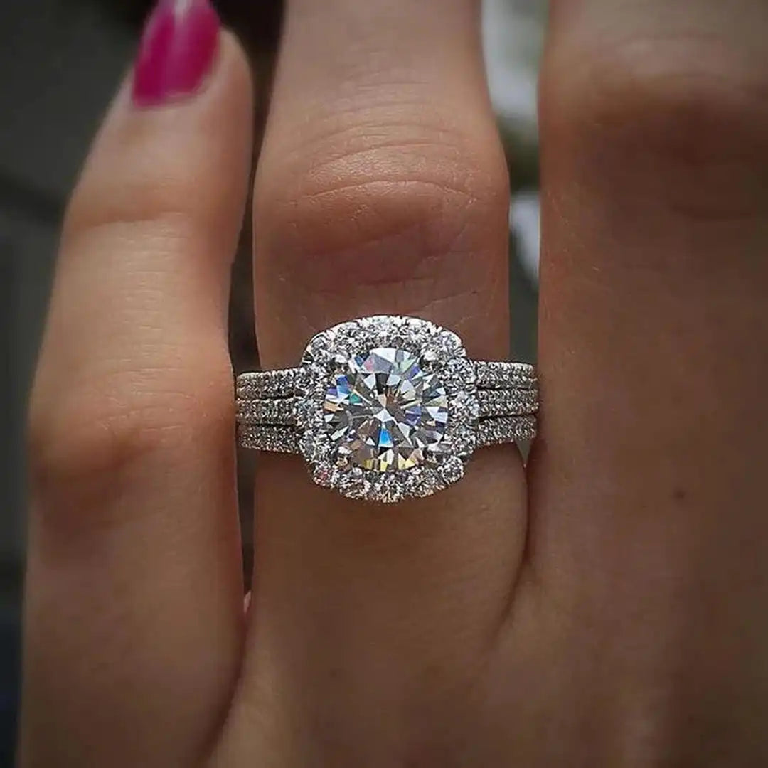 Bague imposante coussin halo pavée de zircons
