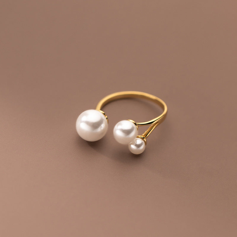 Bague élégante à trois perles