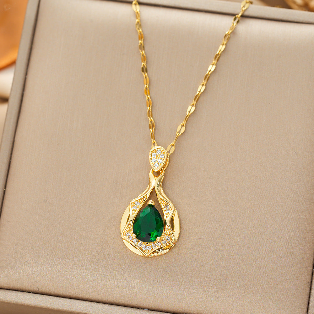 Collier avec pendentif en émeraude en forme de goutte en or
