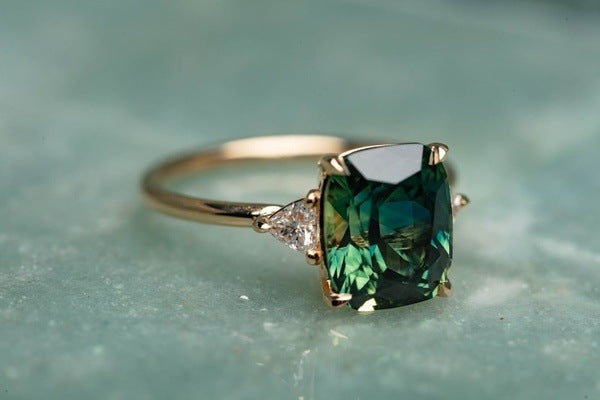 Bague pierre précieuse verte d’inspiration vintage