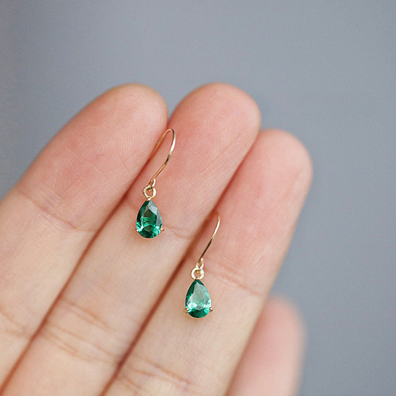 Boucles d’oreilles pendantes en or avec émeraude en forme de goutte