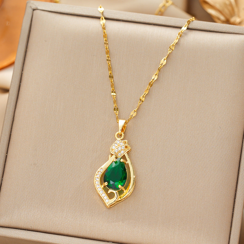 Collier avec pendentif en émeraude en forme de goutte en or