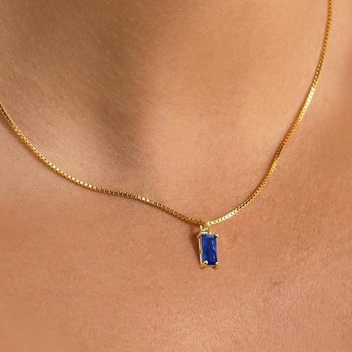 Collier minimaliste en or avec saphir