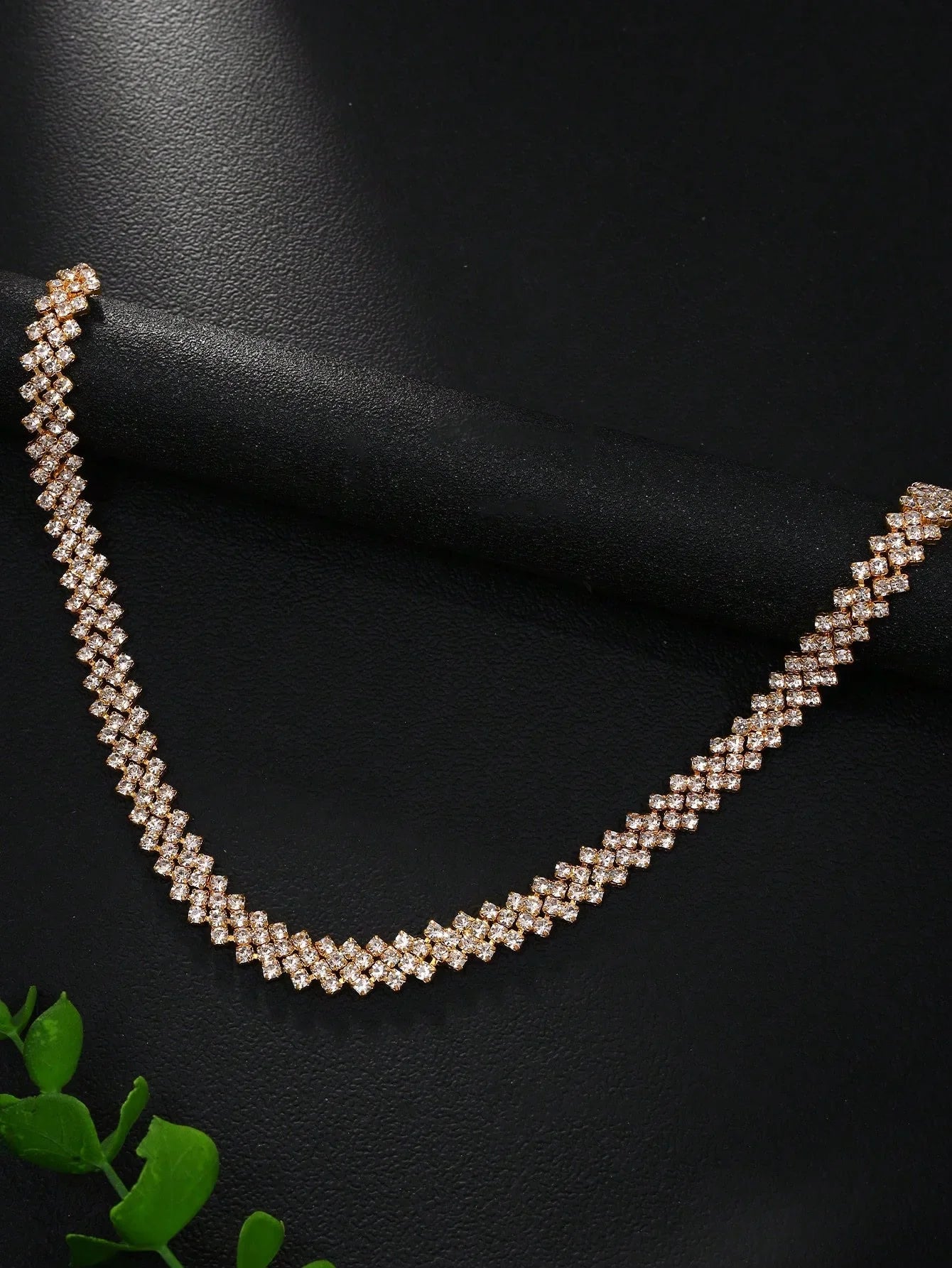Collier ras du cou élégant avec strass