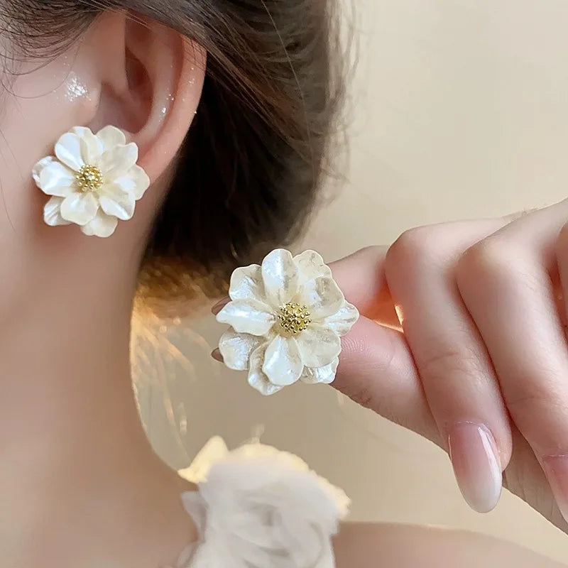 Boucles d’oreilles clous chic fleur en acrylique blanc