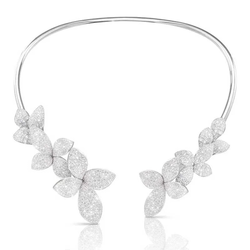 Collier élégant avec fleur en cristal