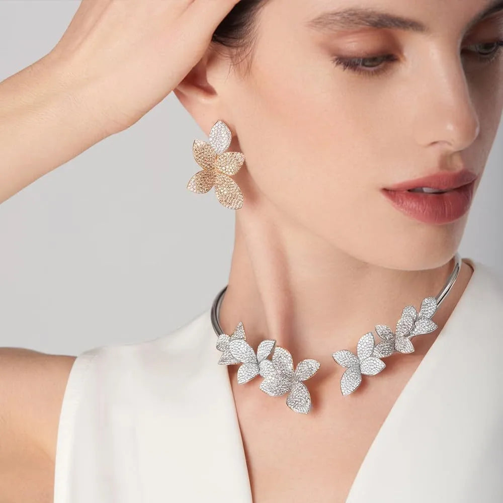 Collier élégant avec fleur en cristal