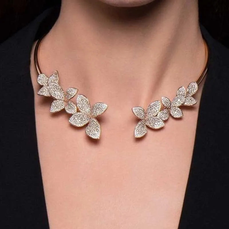 Collier élégant avec fleur en cristal
