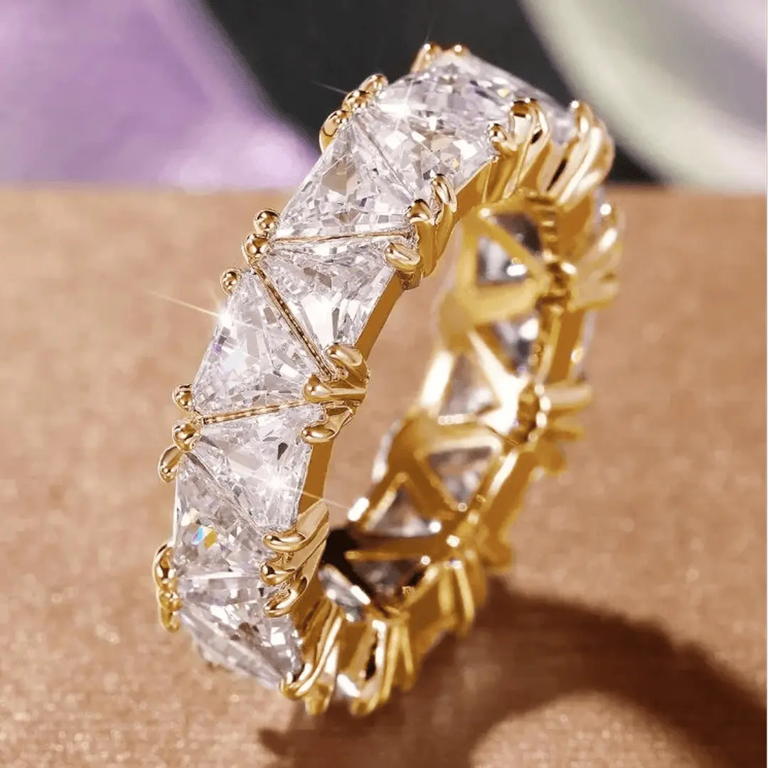 Bague vintage avec pierre triangulaire