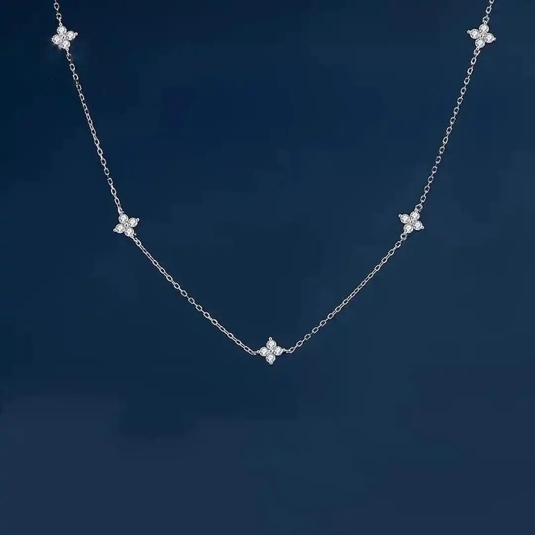 Magnifique collier fleur incrusté de zircones