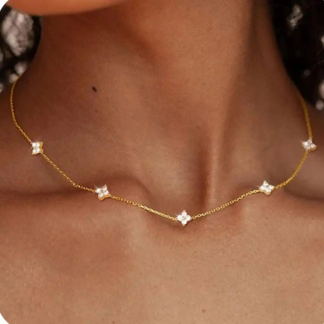 Magnifique collier fleur incrusté de zircones