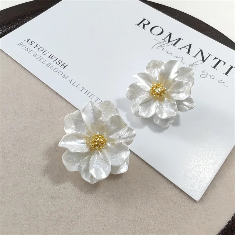 Boucles d’oreilles clous chic fleur en acrylique blanc
