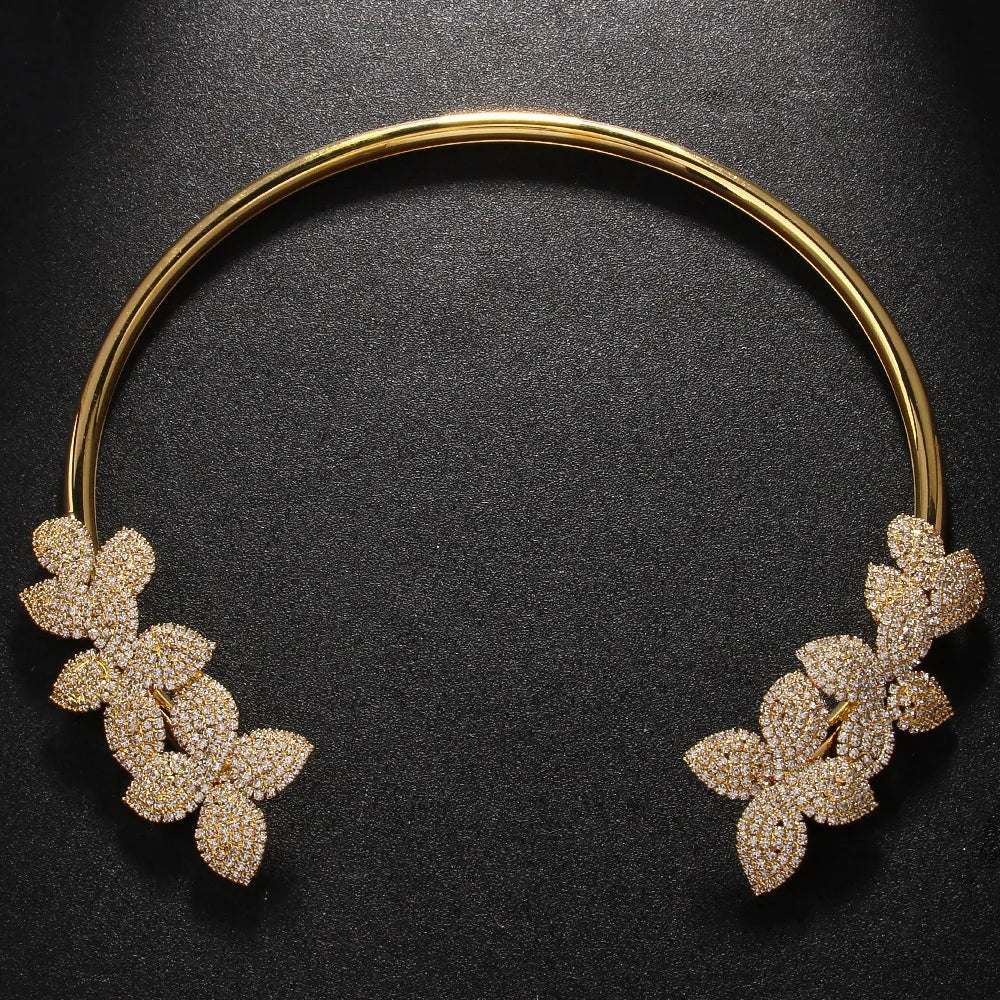 Collier élégant avec fleur en cristal