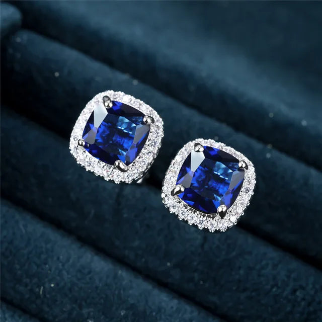 Boucles d’oreilles clous halo en argent avec saphir