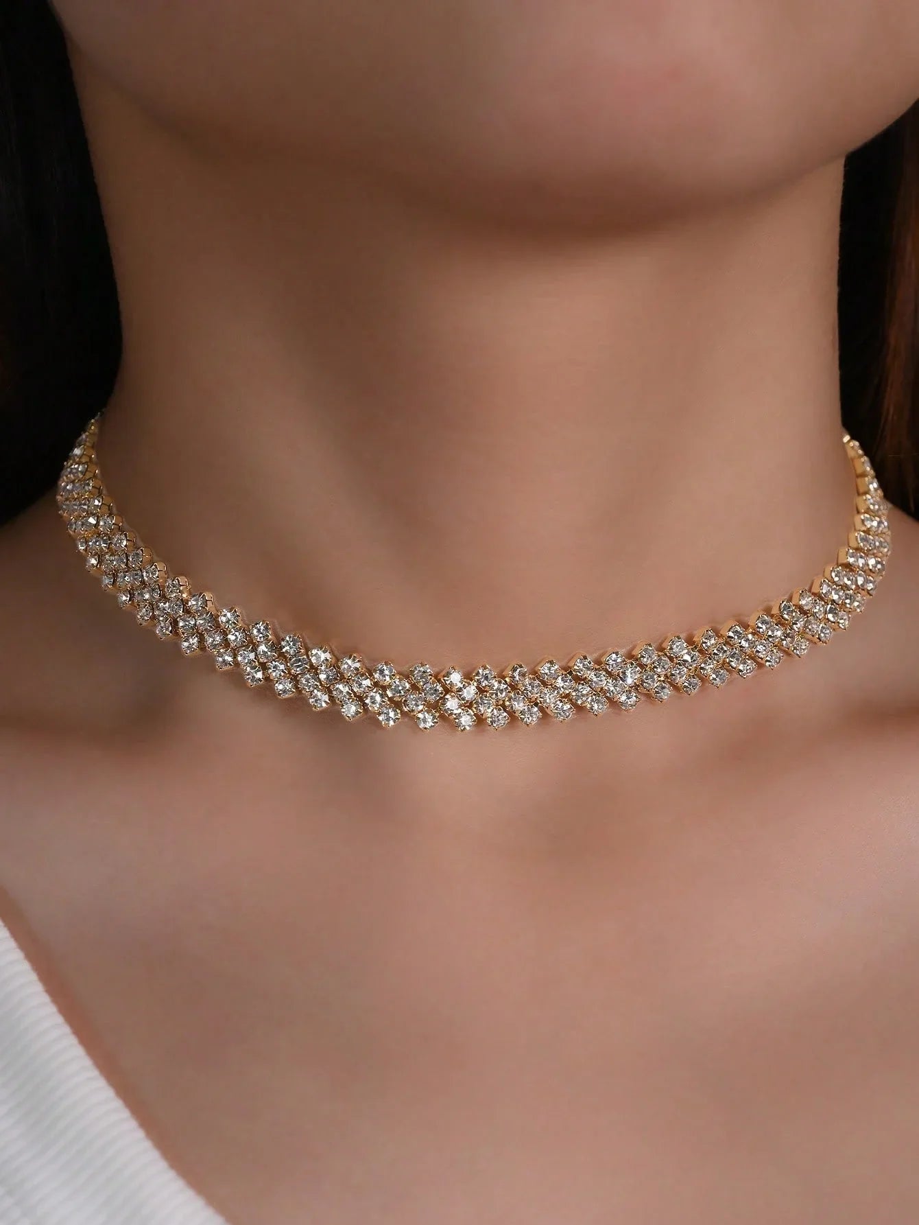 Collier ras du cou élégant avec strass